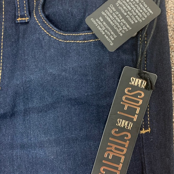 Celebrity Gold Jeans Super Soft Mid-Rise Crop - Juniors 6 - NWT - Picture 4 of 14